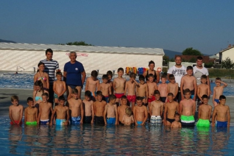 NK Dinamo Vidovci Dervišaga organizirao besplatni ljetni kamp plivanja i nogometa