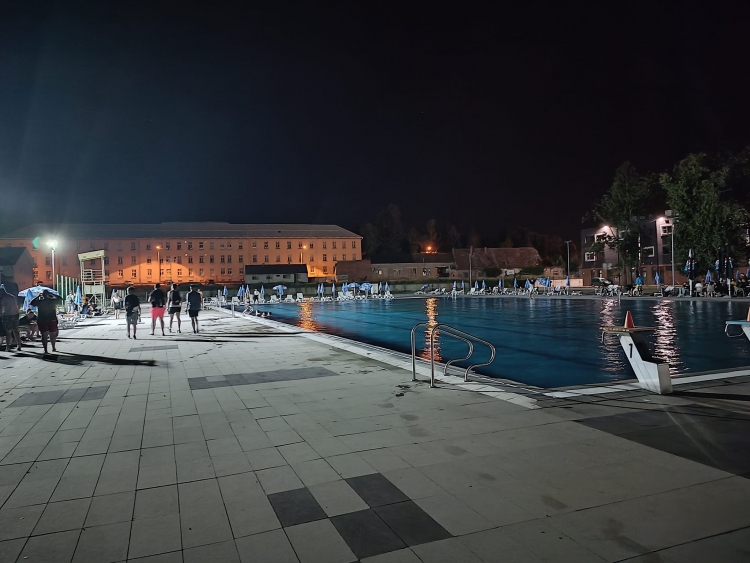 Svake srijede na Gradskim bazenima Požega moguće je noćno kupanje