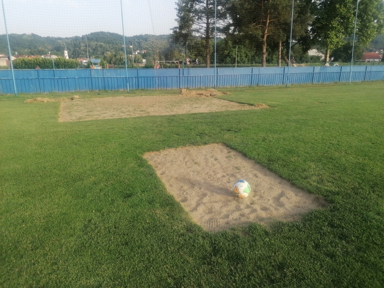 Na glavnom igralištu NK Požega se mijenja trava ispred golova, a uskoro će biti postavljen semafor i novi aluminijski golovi