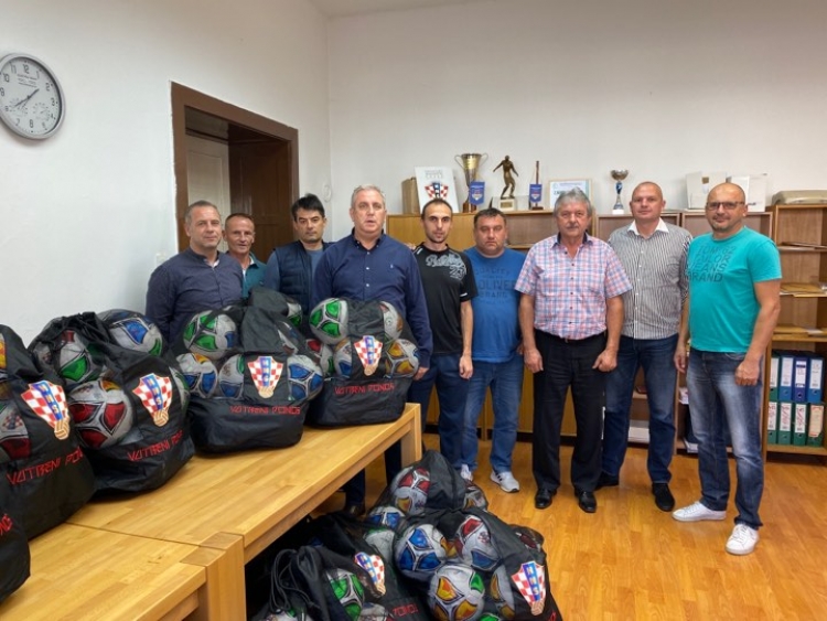 Nogometni savez Požeško - slavonske županije donirao 300 lopti županijskim klubovima