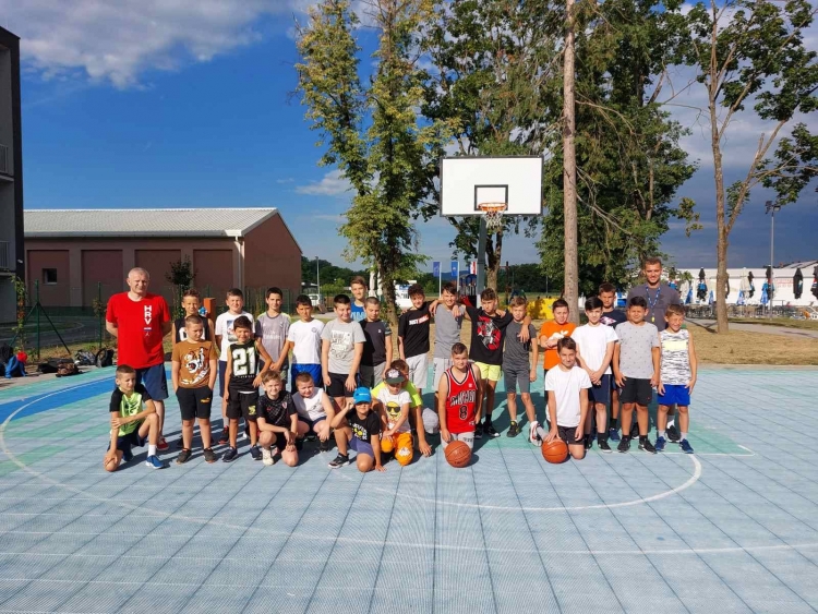 Tridesetak polaznika trenira u Košarkaškom ljetnom kampu KK Požega
