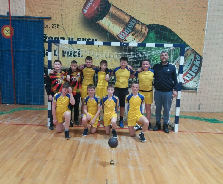 Učenici OŠ Julija Kempfa osvojili 1. mjesto na županijskom natjecanju Školskih sportskih društava u rukometu za 5. i 6. razrede
