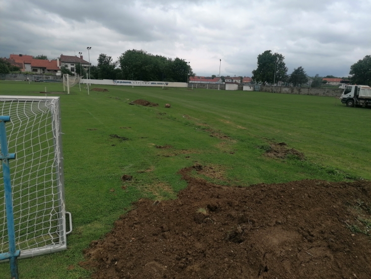 Na igralištu Slavonije obavljaju se pripremni radovi za postavljanje terena s umjetnom travom