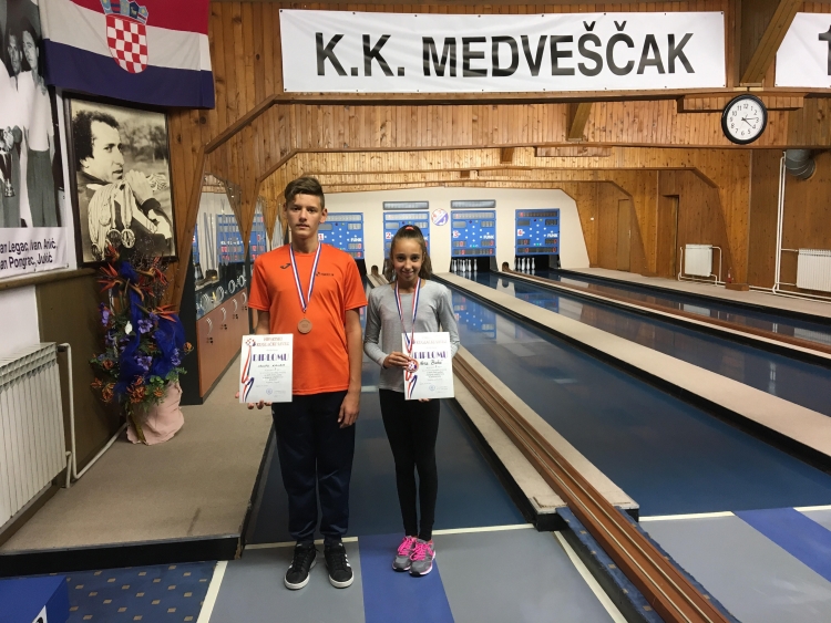 Sedam mladih kuglača Obrtnika nastupilo na državnom prvenstvu, a brončane medalje osvojili Nera Bakić i Josip Kalem