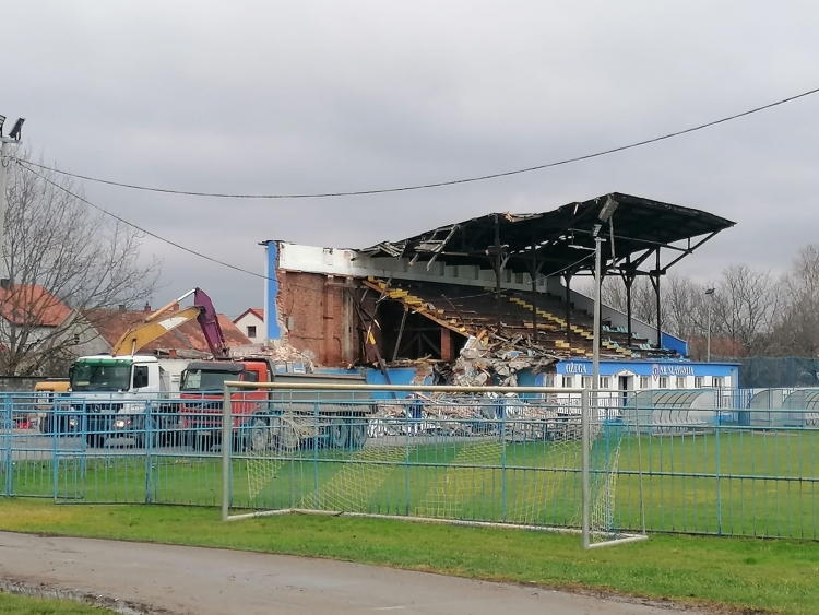 Počelo rušenje tribine na Stadionu Slavonije