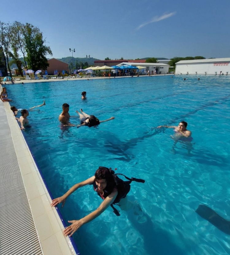 Korisnici Društva Multiple Skleroze Požeško slavonske županije posjetili Gradske bazene u Požegi