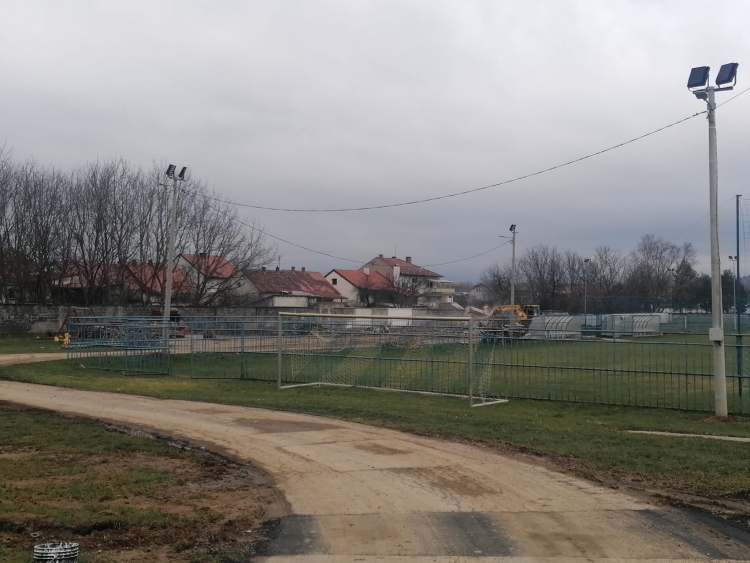 Srušena tribina na Stadionu Nogometnog kluba Slavonija